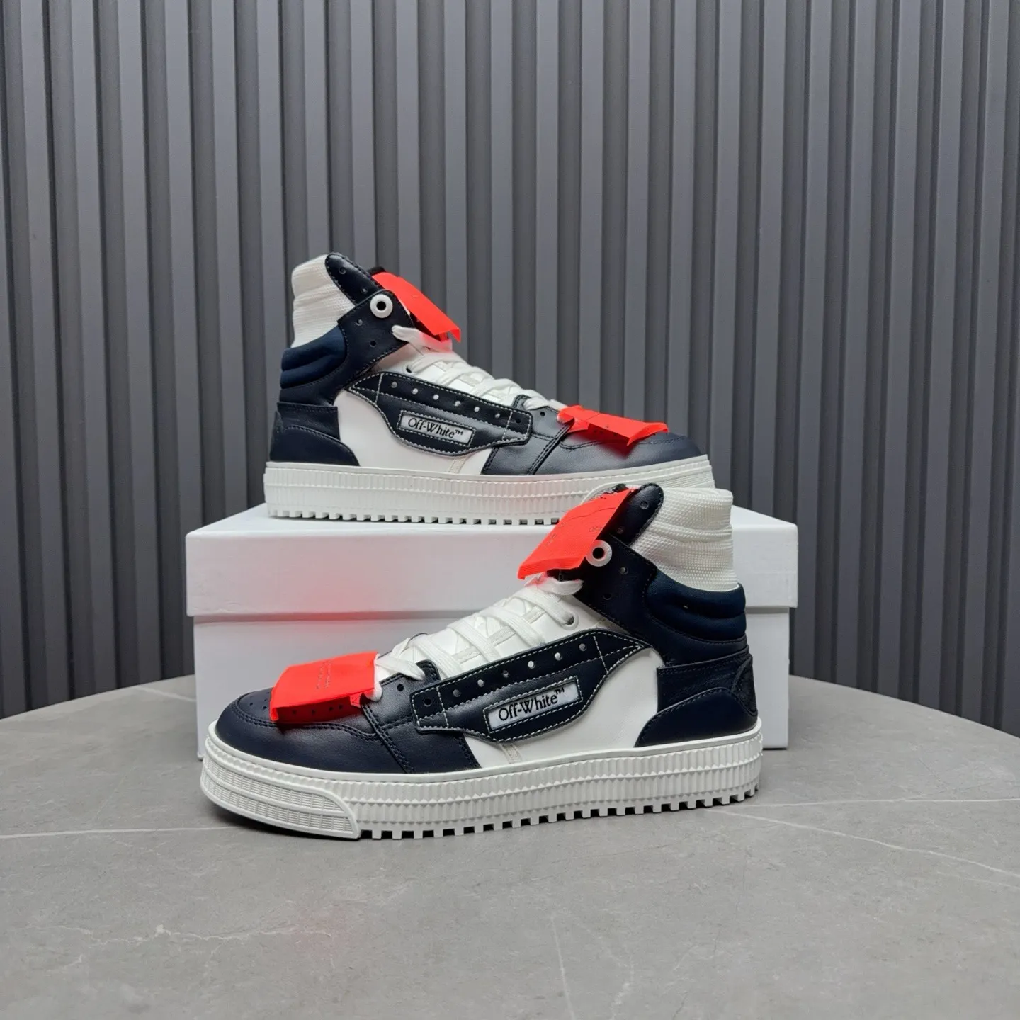 Men's shoes💰740 OFF WHITE ⚡️Couple style⚡️The latest spring style street casual shoes, released with the highest quality version on the market👊Series original mold opening, original lasting, production technology 1:1 original version➰🔜The best choice for more and more celebrities and Internet celebrities🔸In the classics Changes in the code🔸Innovate in the trend🔸Strive to break away from the shackles of bad street design🔝Although he is not the originator of fashion design, he is definitely a shining dark horse in avant-garde design🐴🆙Do not follow the trend🔅Not universal beauty🔅 Fabric💯First-layer cowhide Lining💯Imported skin-friendly and environmentally friendly polyester mesh Foot pads💯Original molded high-elastic environmentally friendly molding pads Midsole💯Made with original last-last technology Outsole💯Rubber outsole Packaging💯Official website synchronizes full set of packaging (brand wrapping paper, brand certificate, brand cloth bag) Code numbers 35-44, 45 46 Customized